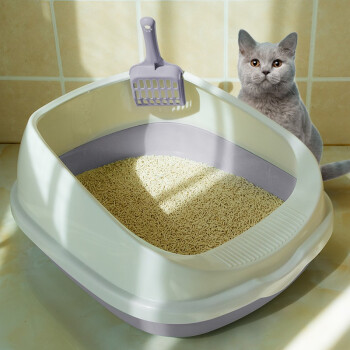 趣班長猫砂盆Mサズ半閉塞式猫トゥレの外跳ね猫砂盆の子供猫が猫の糞鉢にスーパ猫用品を持っています。